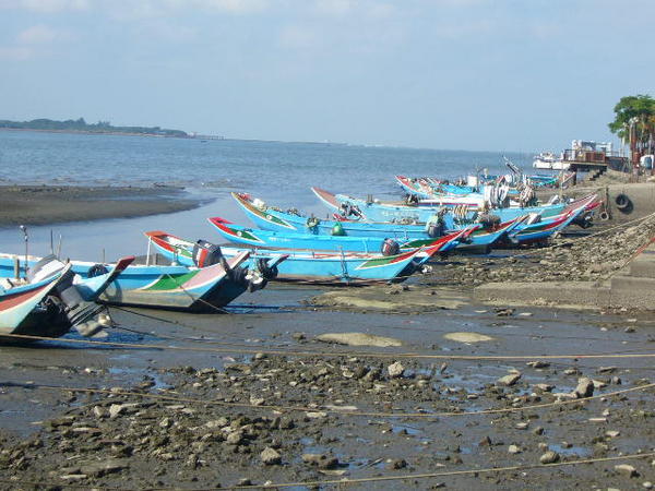 Boats lined up at DanShui