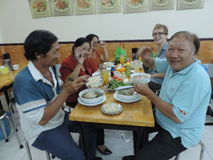 Pho essen mit der Familie von Vy