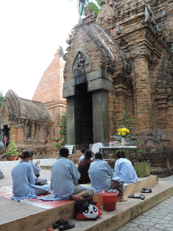 Budisten vor dem Tempel