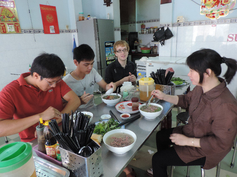 beim Pho essen mit Vy's Familie