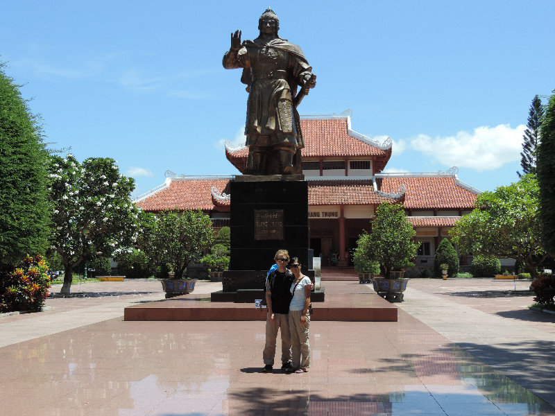 Vy und Jan vor dem König Trung Denkmal