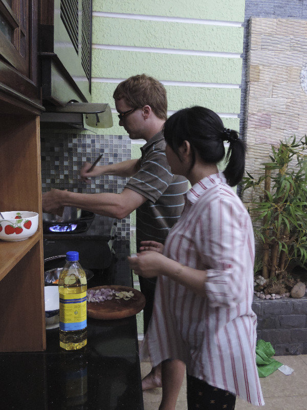 Jan und Chi Bé am kochen
