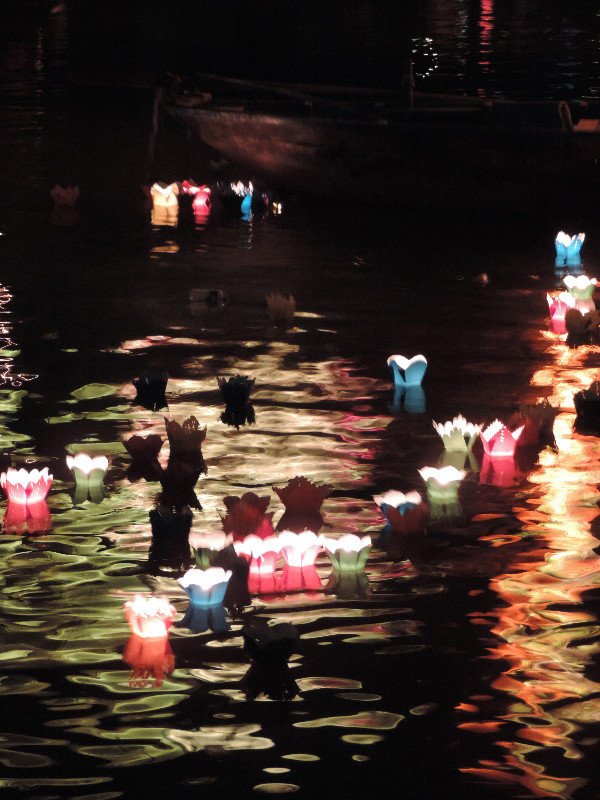 auf dem Fluss schwimmende Kerzen