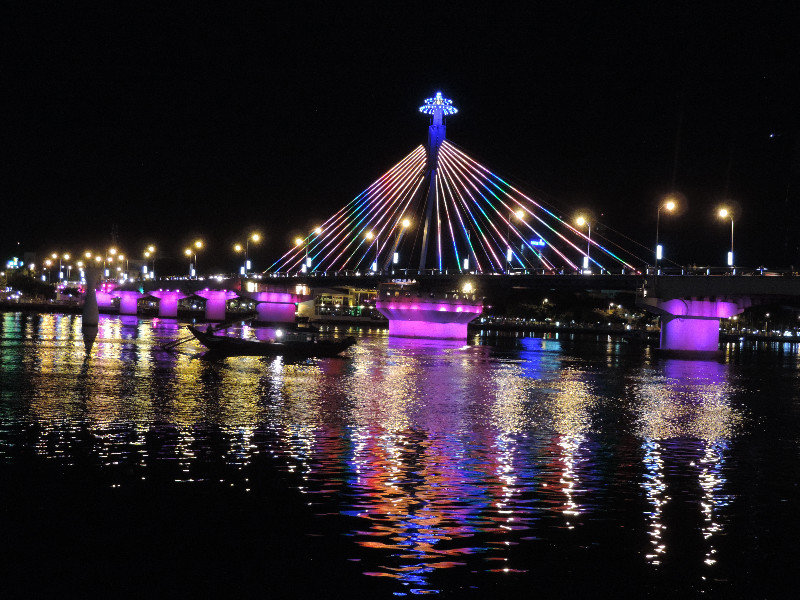 Lichtspiel an einer Brücke
