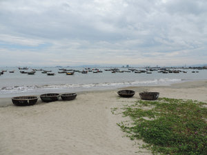 viele Boote am Strand