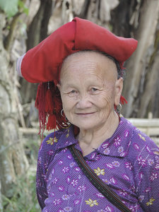 sie ist vom Stamm der Red Zao (erkennbar am Kopftuch)