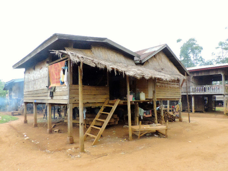 typisches Haus in einem Laotischen Dorf