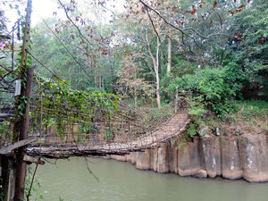 Brücke zum Wasserfall