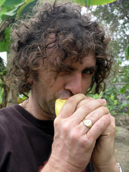 pete eating a maracuya