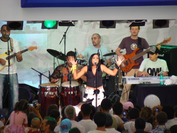 Analia Selis in mini concert