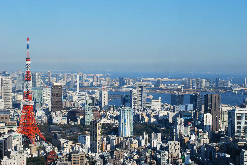 53. kerroksesta merelle päin. Tokyo Tower onpi tuo punavalkoinen hökötys.
