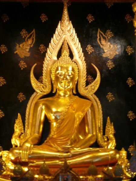 Pic doesn't quite do it justice - Buddha at Wat Phra Si Ratana Mahathat