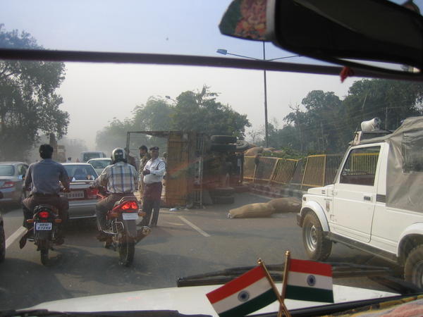 Vaeltet lastbil paa vej ud af Delhi