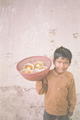 Dreng med lys til at sende ud paa Ganges