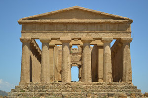 Modeled after the Parthenon in Greece
