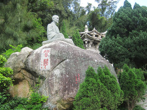 At Qing Yuan Shan, many statues of local philosophers, writers, politicians