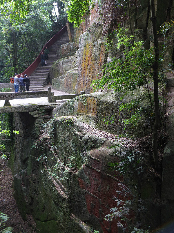 Derriere le temple beaucoup de gravures sur les rochers