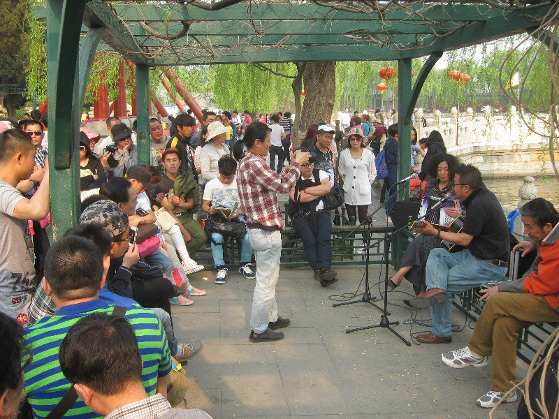 performers attracting the crowd at Houhai