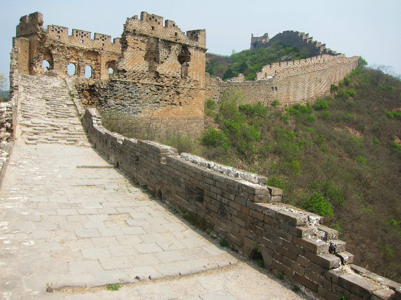 The initial section of the wall has been restored to original condition, but the condition of the wall deteriorates towards its natural state as it approaches Simatai.