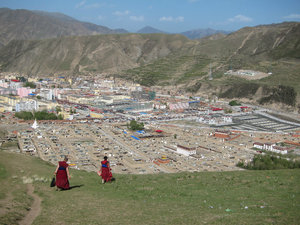 monks above Xiahe
