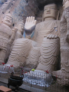 admiring the big Buddha at Tian Ti Shan