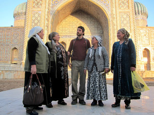 in Samarqand, having a little chat with some Uzbek ladies on holidays