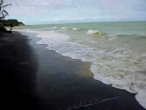 black sand beach just around Espelho, north of Caraiva