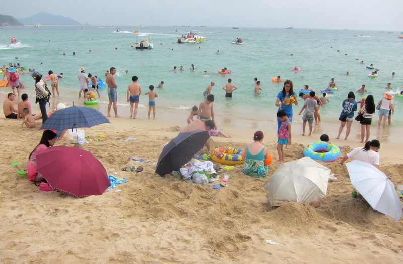 Umbrellas on the beach in Sanya: 