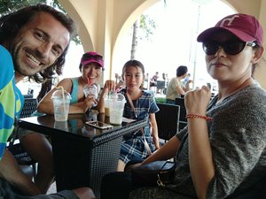 Lisa, my student from Beijing, and her Mom, Sarah, invited us for a smoothie at the Sanya Marina