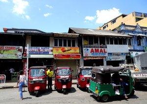 tuktuks attendent en ville
