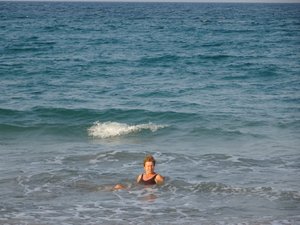 maman profite de la mer chaude (30°?) de Nilaveli