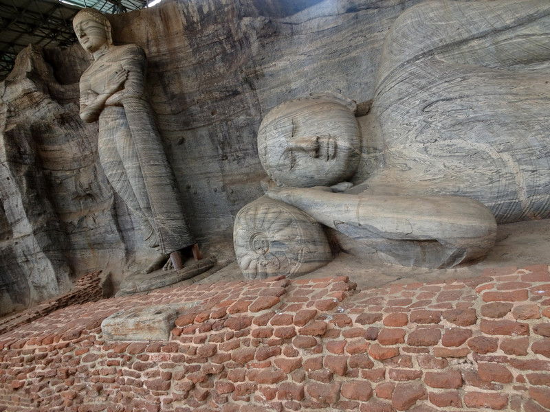 4 statues taillées dans la paroi de granit