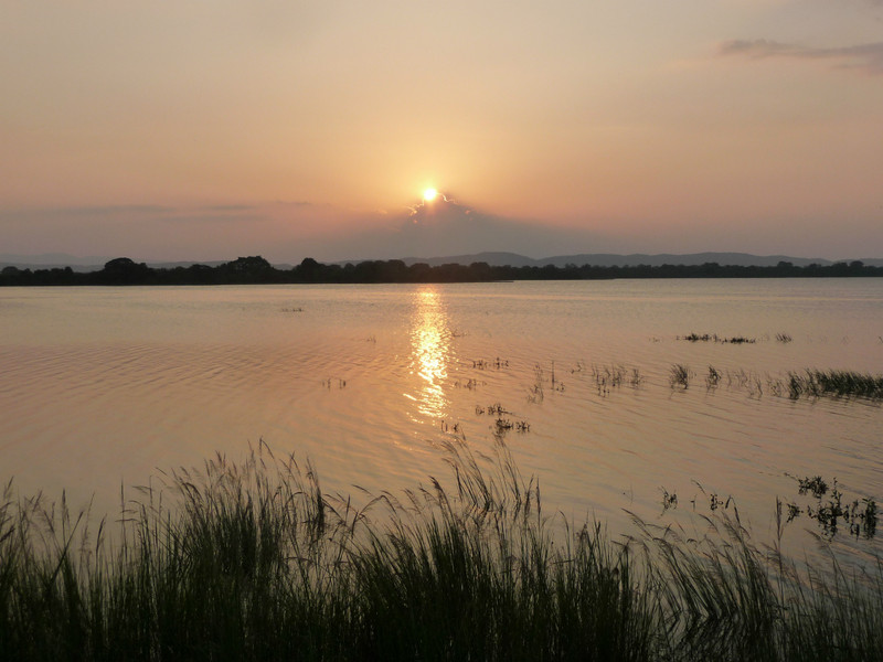 coucher de soleil sur le lac Parakrama Samudra