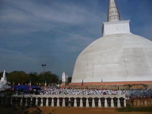 la foule pour la ceremonie de la pleine lune à Anuradhapura