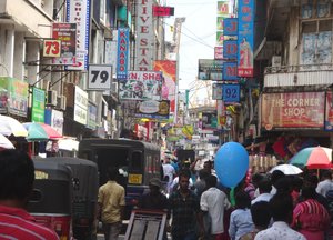 Crowded street in Colombo