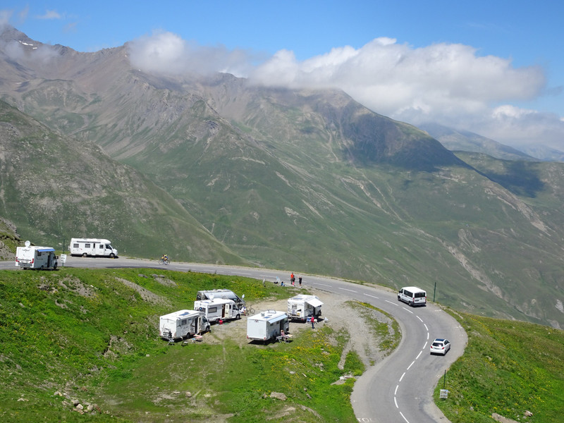 les camping-cars sont déjà positionnés, une semaine avant le passage du Tour