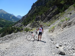 From Albannette, there is no paved road to Valloire. 