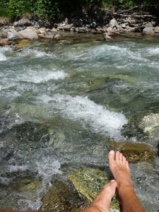 les pieds dans la rivière Arc, à Valloire