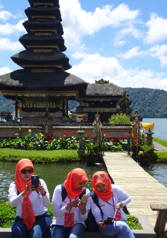 Indonesian tourists at Pura Ulun Danau Beratan