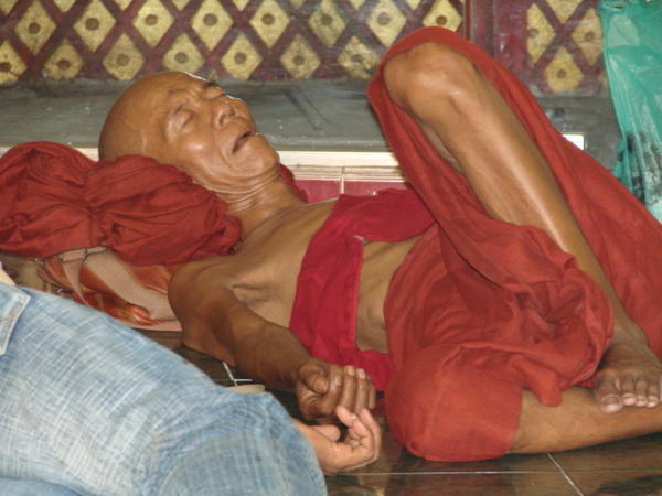 Sleepy Monk in der Sule Paya