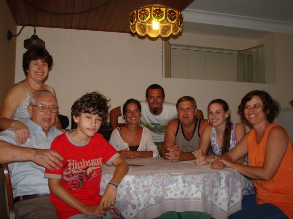 Felix Patenonkel Ernesto (ganz links) mit Familie