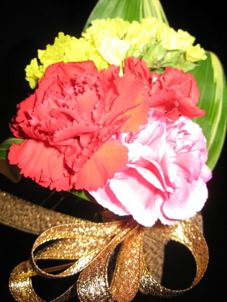 teachers day breast pin of flowers