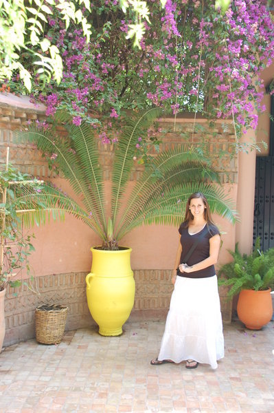 Laure at the entrance of the Majorelle Gardens