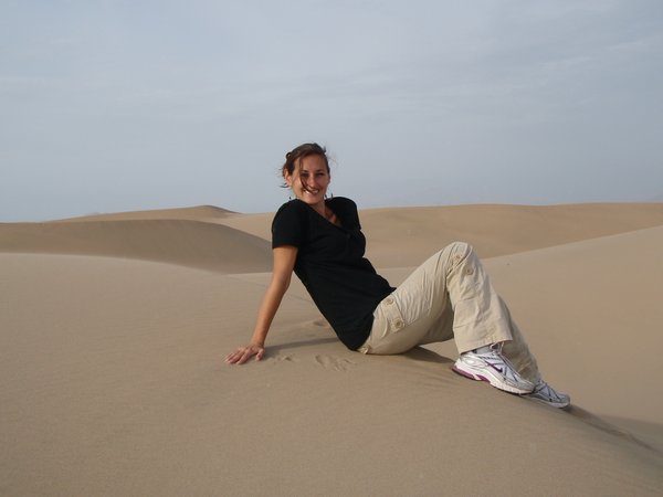Laure posing on a dune