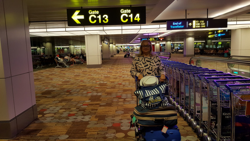 L'aéroport de SINGAPOUR ou nous patientons avec nos bagages;