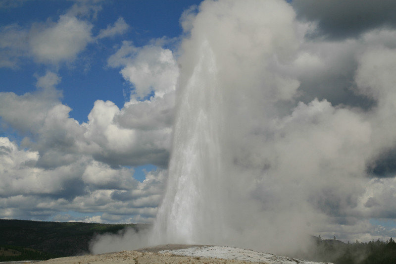 Old Faithful blowing full