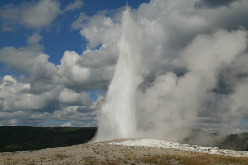 Old Faithful blowing 1