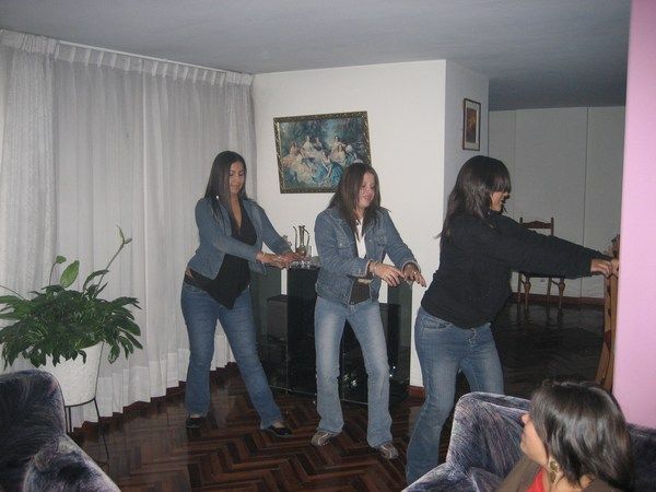 Las Peruanas are dancing the night away