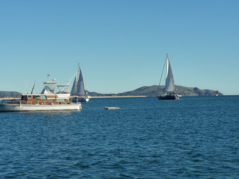 2 grounded yachts in Pearl Bay