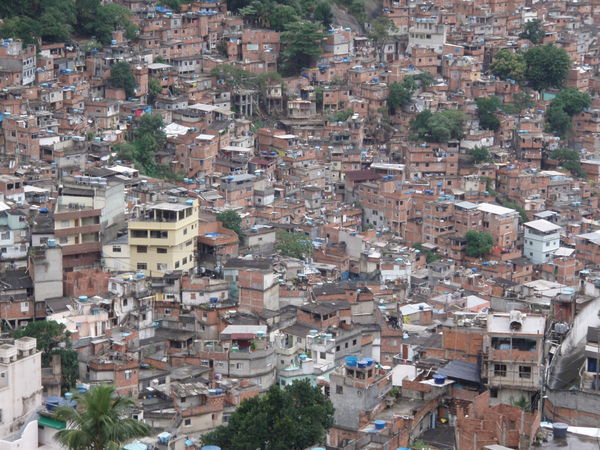 200,000 strong Rocinha favela